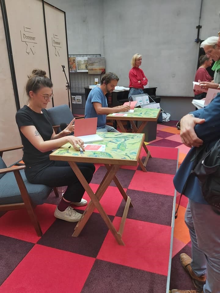 Afbeelding kan het volgende bevatten: 2 mensen, zittende mensen en tafel